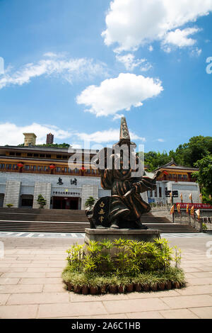 L'assistant de type Merlin sculpture de bronze à l'extérieur de l'entrée de la Ville Fantôme de Fengdu Chine Banque D'Images