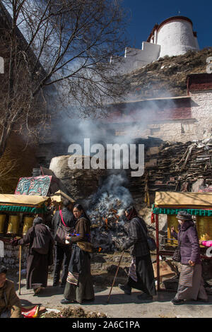 Pèlerins bouddhistes du Kham, région est du Tibet circumambulate autour du Palais du Potala à Lhassa, au Tibet. Banque D'Images