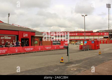 Vue sur la Billetterie, parking et Peter Taylor Stand de la ville, au sol de la forêt de Nottingham Accueil F.C, avant de lancer sur un jour de match. Banque D'Images