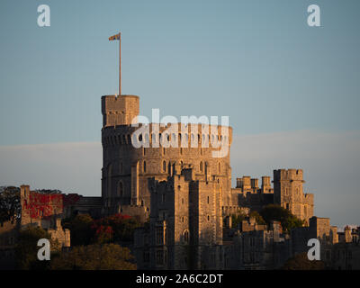 La nuit tombe sur le château de Windsor, Windsor, Berkshire, Angleterre, RU, FR. Banque D'Images