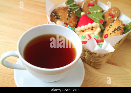 Libre une tasse de thé chaud avec des biscuits de Noël panier floue dans la toile Banque D'Images