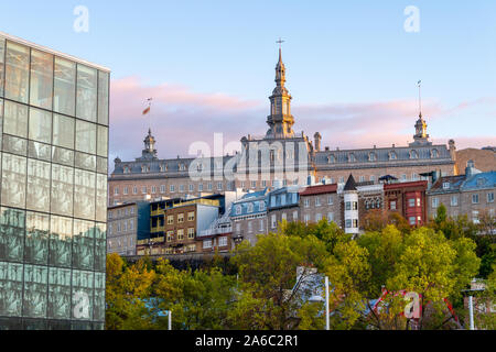 La ville de Québec, Canada - 4 octobre 2019 : vue arrière de l'Hôtel de Ville de Québec au coucher du soleil Banque D'Images