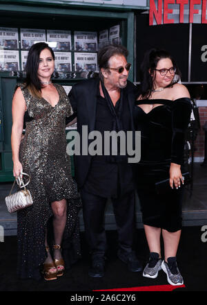 Hollywood, Etats-Unis. 24 Oct, 2019. HOLLYWOOD, LOS ANGELES, CALIFORNIE, USA - 24 OCTOBRE : Meital Dohan, Al Pacino et Olivia Pacino arrivent à la première de "l'Irlandais de Netflix" tenue au Théâtre chinois de Grauman, IMAX le 24 octobre 2019 à Hollywood, Los Angeles, Californie, États-Unis. (Photo de David Acosta/Image Crédit : Agence de Presse) L'agence de presse Image/Alamy Live News Banque D'Images