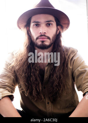 Beau jeune homme colombien portant un chapeau et chemise button-down Banque D'Images