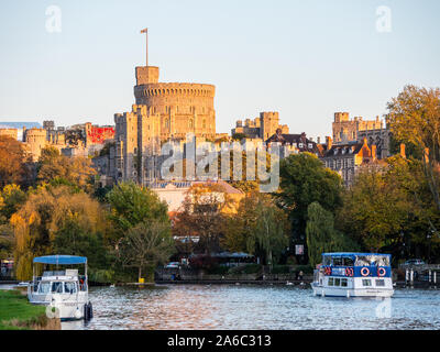 Excursion en bateau sur la Tamise, en vertu de château de Windsor au coucher du soleil, Windsor, Berkshire, Angleterre, RU, FR. Banque D'Images