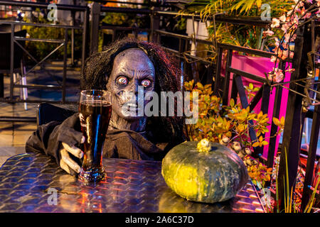 La ville de Québec, Canada - 4 octobre 2019 : effrayant zombie ayant une bière à la terrasse d'un bar Banque D'Images