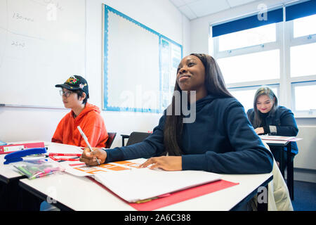 Étudiants internationaux s'asseoir dans une salle de cours pendant une leçon. Banque D'Images