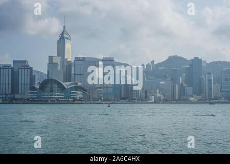 Balade sur la promenade de la Hong Kong à Kowloon Harbour , de ce côté-ci vous pouvez voir tous les sky scrappers et les bâtiments de l'île de Hong Kong. Banque D'Images