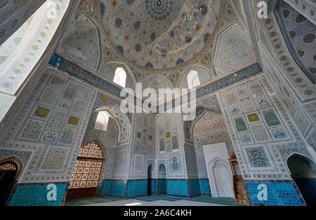 Tourné de l'intérieur de la mosquée Kok Gumbaz intérieur ancien complexe Dorut Tilavat, Shahrisabz, l'Ouzbékistan, en Asie centrale Banque D'Images