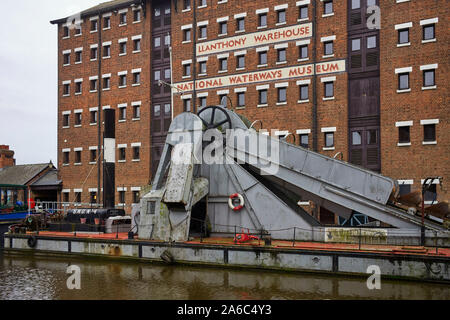 Drague à vapeur amarré à l'extérieur du National Waterways Museum à Gloucester Docks Banque D'Images