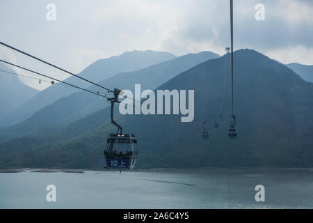 La manière du téléphérique pour le Grand Bouddha Tian Tan dans l'île de Lantau, Hong Kong. Cette façon incroyable sont plein de montagnes à couper le souffle et la mer . Banque D'Images