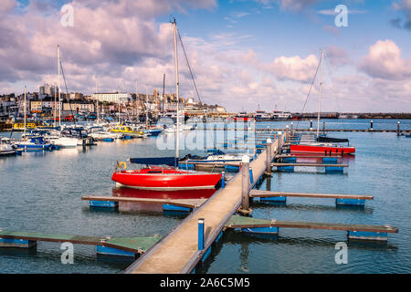 Un voile rouge amarré sur une jetée dans la marina de Port Royal de Ramsgate, Kent, UK. Du côté du quai de la ville peut être vu dans l'arrière-plan sur une Banque D'Images