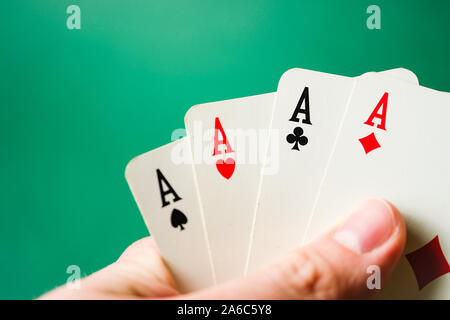 Main courante 4 as sur un fond vert. Close up. Banque D'Images