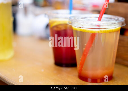 Jus naturel fabriqué à partir de fruits frais. Verre au bar dans un verre en plastique dans la rue. Jusqu'Cloe. Banque D'Images