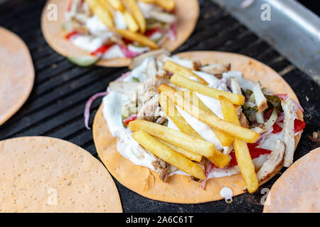 Un délicieux plat de viande et de la sauce avec les pommes de terre et les légumes sur un gâteau de pain. Close up. Banque D'Images