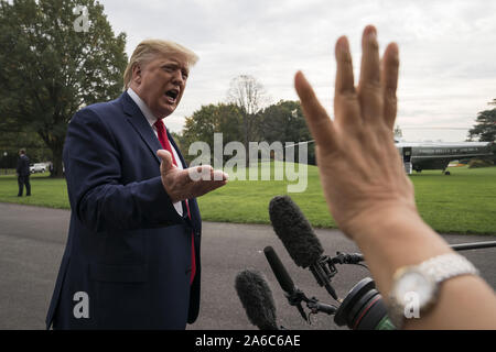 Washington, United States. 25 octobre, 2019. Le Président américain Donald Trump parle aux membres de la presse à l'extérieur de la Maison Blanche à Washington, DC le vendredi 25 octobre, 2019. Photo de Sarah Silbiger/UPI UPI : Crédit/Alamy Live News Banque D'Images