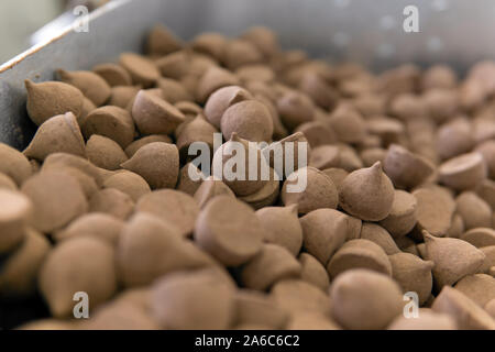 Des truffes au chocolat bonbons sans glaçage sur un bac libre avec blur Banque D'Images