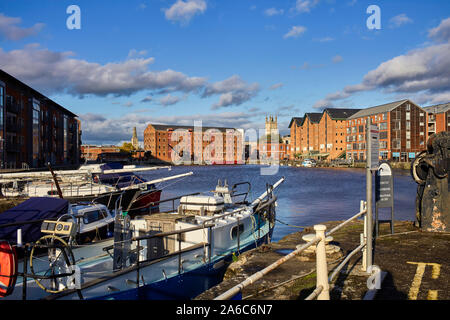 Gloucester Docks avec des bateaux au premier plan et la tour de la cathédrale dans la distance Banque D'Images