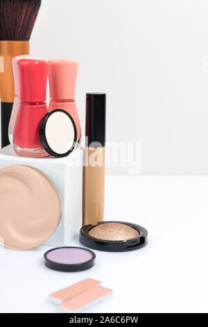 La vie toujours avec les produits de maquillage et de beauté Banque D'Images