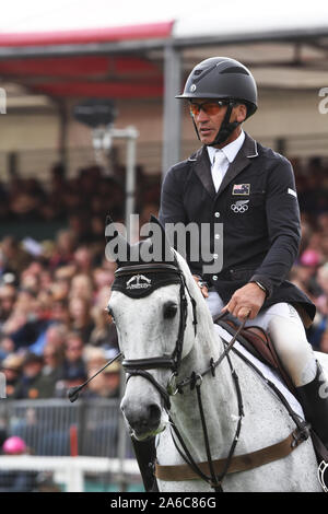 Badminton Horse Trials 2019 Gloucester Andrew Nicholson équitation avaler des ressorts dans l'arène principale au Badminton Horse Trials 2019 Banque D'Images