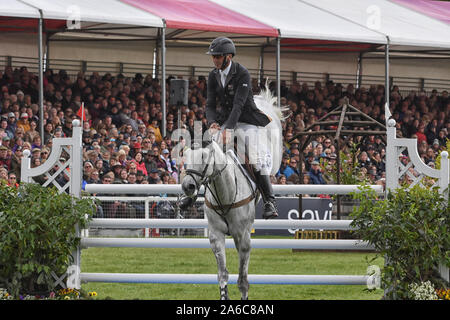 Badminton Horse Trials 2019 Gloucester Andrew Nicholson équitation avaler des ressorts dans l'arène principale au Badminton Horse Trials 2019 Banque D'Images