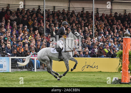 Badminton Horse Trials 2019 Gloucester Andrew Nicholson équitation avaler des ressorts dans l'arène principale au Badminton Horse Trials 2019 Banque D'Images