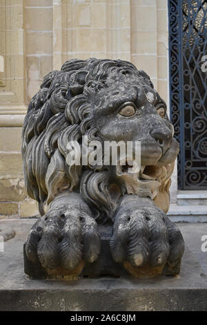 Statue de Lion, gardant l'entrée de la Grande Salle, St Alfred la place Saint-Marc, le palais des Grands Maîtres, La Valette, Malte Banque D'Images