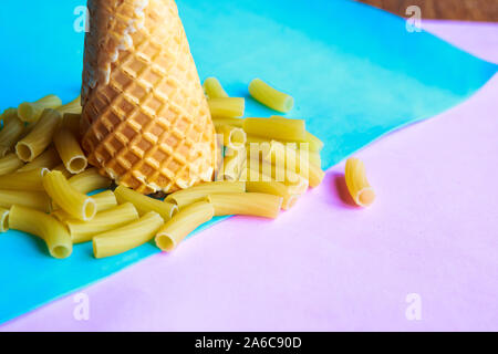 Pâtes crues dans la crème glacée cônes alvéolés. Concept alimentaire traditionnelle italienne Banque D'Images