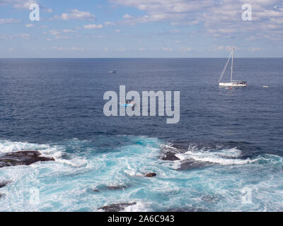 Bateaux au large de la côte rocheuse à Sydney Bondi Banque D'Images