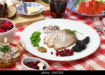 La nourriture de Noël finlandais traditionnel de Noël, jambon, salade de betteraves, saumon fumé, salade de champignons, de pommes de terre en cocotte, vin chaud Banque D'Images