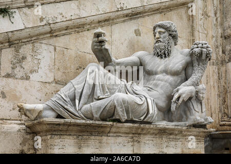 Statue du dieu du Nil en face de Palazzo Senatorio dans la colline du Capitole à Rome, Italie Banque D'Images