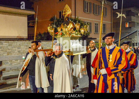 Agno, Suisse - 12 mars 2016 - procession catholique à Lugano en Suisse Banque D'Images