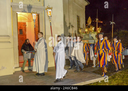 Agno, Suisse - 12 mars 2016 - procession catholique à Lugano en Suisse Banque D'Images