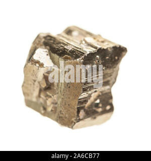 Minéraux : cubes de pyrite - isolé sur fond blanc Banque D'Images