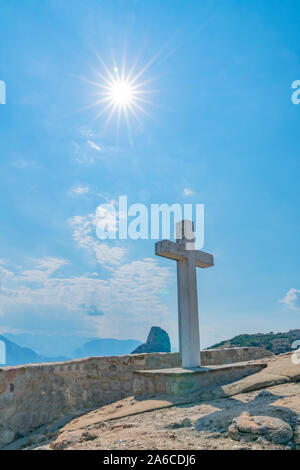 Météores, Grèce - 26 juillet 2019 sunburst ; au-dessus de grandes croix religieuse blanche. Banque D'Images