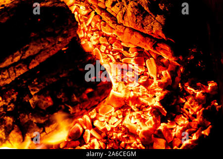 Détails de l'incandescente orange et rouge des braises de charbon de bois pour barbecue au pique-nique. La texture Banque D'Images