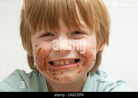 Portrait d'un petit garçon qui vient de manger du chocolat. Banque D'Images