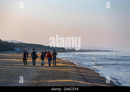 La marche sur la plage au coucher de soleil Banque D'Images