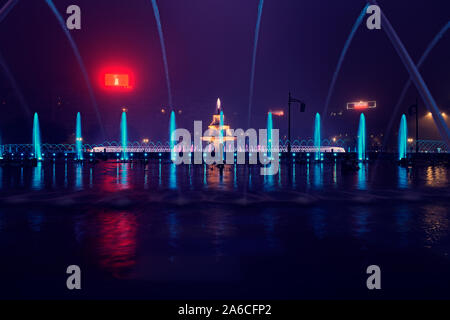 24 octobre 2019 - Bucarest, Roumanie exposition longue sur les fontaines de la place Unirii à Bucarest, Roumanie Banque D'Images