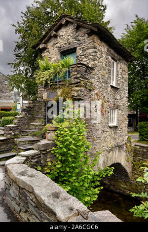17e siècle Stone Bridge House stock chevauchant Beck dans le village d'Ambleside Cumbria England Lake District National Park Banque D'Images