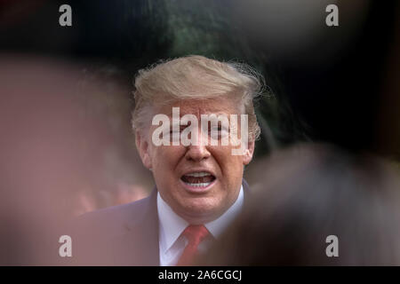 Washington DC, USA. 25 octobre, 2019. Le président Donald Trump parle à la presse avant son départ de la Maison Blanche le 25 octobre 2019 à Washington, DC. Trump président va jusqu'à la Caroline du Sud. Credit : MediaPunch Inc/Alamy Live News Banque D'Images