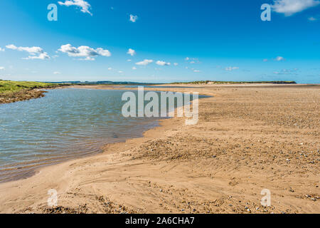 Piscines d'Holkham Beach sur la recherche à travers l'estuaire de la rivière brûler à Scolt Head Island National Nature Reserve sur côte nord du comté de Norfolk, England UK Banque D'Images