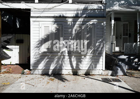 Forte d ombre de palmier sur l'île d'un étage à la maison avec des fenêtres à volets, clap board d'évitement. Conch house à Key West, FL USA Banque D'Images