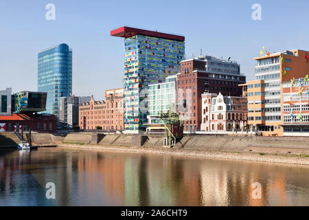 Vue de l'architecture moderne et vintage à Media Harbour ou Medienhafen de Düsseldorf city, Allemagne Banque D'Images