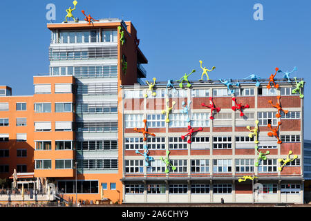 Vue de l'architecture moderne avec des chiffres d'escalade au port des médias. Entreprises et bureaux quartier Medienhafen de Düsseldorf city, Allemagne Banque D'Images