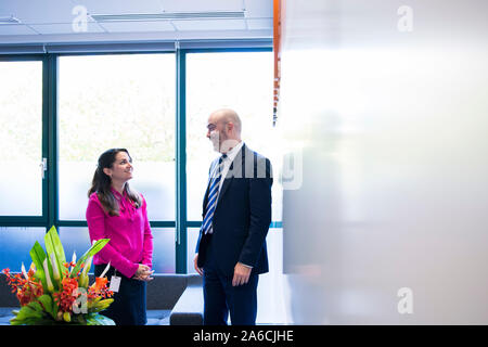 Deux personnes se rencontrent dans un bureau moderne et d'avoir une discussion informelle Banque D'Images