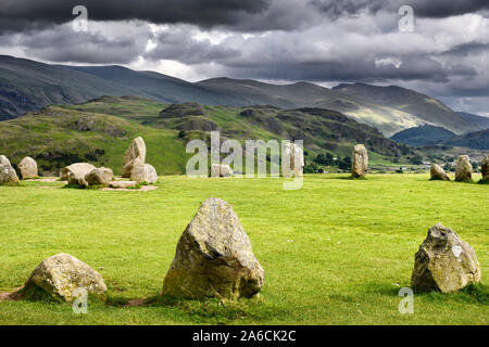 Cercle de pierres de Castlerigg sous les nuages sombres sur solstice d'eve avec Helvellyn Keswick Cumbria England montagnes Plage Banque D'Images