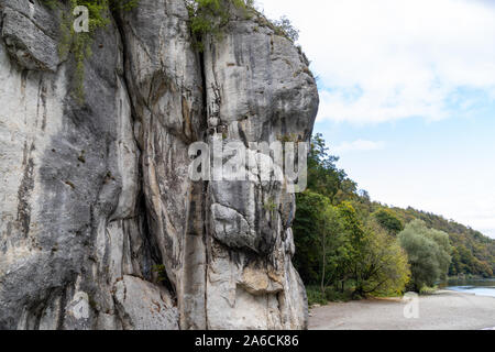 Close-up de roche calcaire percée du Danube à la formation près de Kelheim, Bavière, Allemagne en automne Banque D'Images