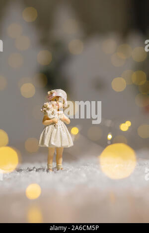 Sur le thème de Noël Décoration figurines. Statuette jeune fille. Décoration d'arbre de Noël. Décor de fête, chaud bokeh lights Banque D'Images