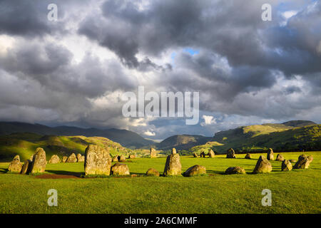 Cercle de pierres de Castlerigg sous les nuages sombres sur solstice d'eve coucher du soleil avec les montagnes de Cumbrie Lake District Angleterre Keswick Banque D'Images